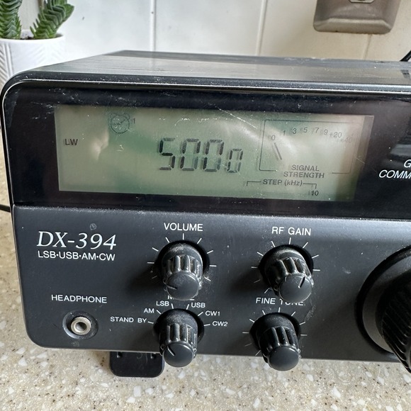 Radio Shack DX-394 Receiver Shortwave AM SSB Radio GREAT FOR BEGINNING LISTENER - Picture 2 of 8